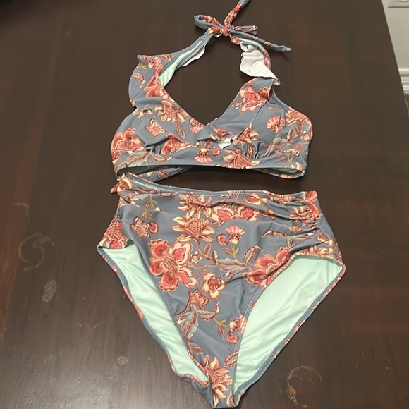 ⭐️Host Pick⭐️Cupshe Floral Ruffled Bikini Top & Retro Ruched Bottoms Set Size M - Picture 8 of 13